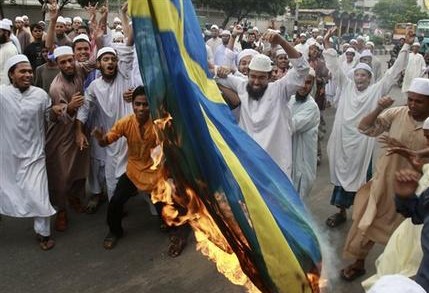 Résultat de recherche d'images pour "drapeau suedois brulé en suede"